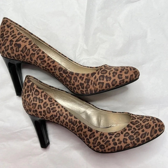 Bandolino leopard print 9 1/2 heels - Picture 3 of 8